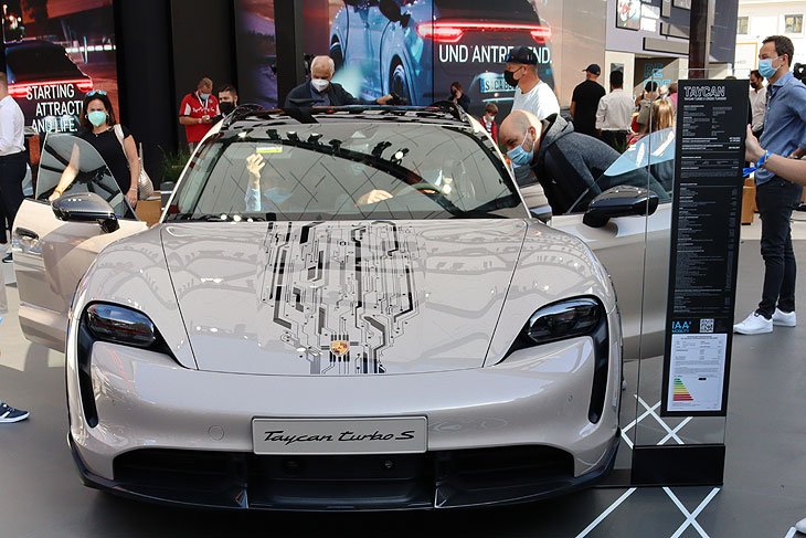 Porsche Taycan im offenem Porsche Forum am Wittelbacher Platz(©Foto: Martin Schmitz)